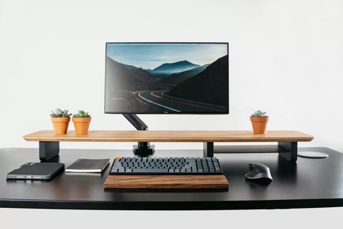 Kệ màn hình Epione Monitor Stand trên bàn làm việc